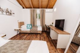 TRIBUNJ - uhodani mini hotel i caffe bar, izvrsna lokacija, Vodice, Gewerbeimmobilie