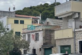 TISNO, kuća za renovaciju, strogi centar, 30 m od mora, Tisno, Maison