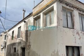 TISNO, kuća za renovaciju, strogi centar, 30 m od mora, Tisno, Maison