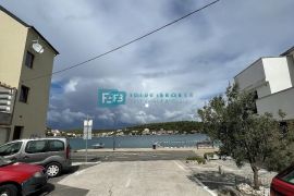 TISNO, kuća za renovaciju, strogi centar, 30 m od mora, Tisno, Maison