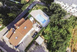 OPATIJA, IČIĆI - stan 70m2 s terasom, pogledom na more, okućnicom i zajedničkim bazenom, Opatija - Okolica, Διαμέρισμα