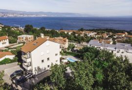 OPATIJA, IČIĆI - stan 70m2 s terasom, pogledom na more, okućnicom i zajedničkim bazenom, Opatija - Okolica, Διαμέρισμα