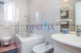 Opatija, u centru, etaža od 97 m2 na 1 katu, 2 balkona, Opatija, Flat