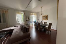 Opatija, u centru, etaža od 97 m2 na 1 katu, 2 balkona, Opatija, Flat