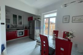 Opatija, u centru, etaža od 97 m2 na 1 katu, 2 balkona, Opatija, Flat