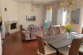 Opatija, u centru, etaža od 97 m2 na 1 katu, 2 balkona, Opatija, Flat