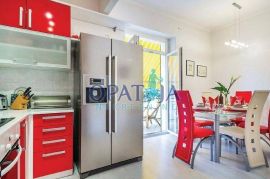 Opatija, u centru, etaža od 97 m2 na 1 katu, 2 balkona, Opatija, Flat