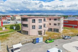 Rovinj, poslovni prostori sa 30 parkirnih mjesta, Rovinj, Commercial property