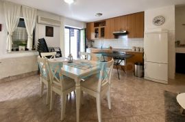 Crikvenica, Stan u prizemlju 62m2 sa terasom i okućnicom, prodaja, Crikvenica, Appartement