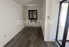 POLOVICA KUĆE S TRI APARTMANA, IZVRSNA POZICIJA! 140 m OD PLAŽE, POVLJANA - PAG, Povljana, بيت