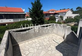 POLOVICA KUĆE S TRI APARTMANA, IZVRSNA POZICIJA! 140 m OD PLAŽE, POVLJANA - PAG, Povljana, بيت