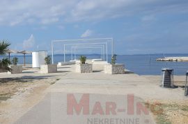 PRIVLAKA - PUNTA - vrhunski apartman sa krovnom terasom prvi red!, Privlaka, Kвартира