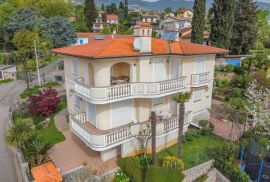 OPATIJA - prekrasna vila 200 metara od plaže s panoramskim pogledom na more i bogatom okućnicom, Opatija - Okolica, Σπίτι