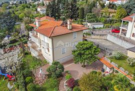 OPATIJA - prekrasna vila 200 metara od plaže s panoramskim pogledom na more i bogatom okućnicom, Opatija - Okolica, Дом