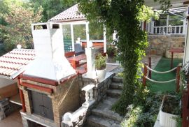 NOVI VINODOLSKI, KLENOVICA - samostojeća kuća s pogledom na more + okućnica! PRILIKA!, Novi Vinodolski, Дом