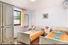 BARBAN, Prekrasna vila 4S+DB, s bazenom, u malom mirnom selu, Barban, House