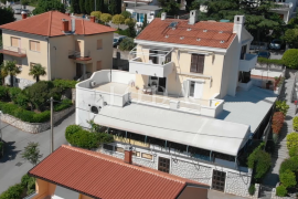 Crikvenica, kuća sa poslovnim prostorom na odličnoj lokaciji, Crikvenica, Famiglia