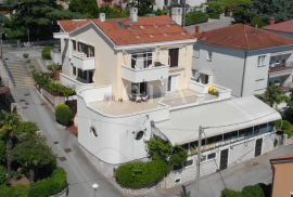 Crikvenica, kuća sa poslovnim prostorom na odličnoj lokaciji, Crikvenica, Maison