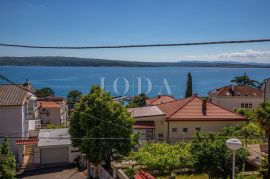 Crikvenica, kuća sa poslovnim prostorom na odličnoj lokaciji, Crikvenica, Famiglia