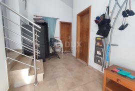 ISTRA, KAVRAN - Prostrana kuća s 3 apartmana i garažom u mirnom dijelu, Marčana, House