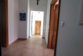 ISTRA, KAVRAN - Prostrana kuća s 3 apartmana i garažom u mirnom dijelu, Marčana, House