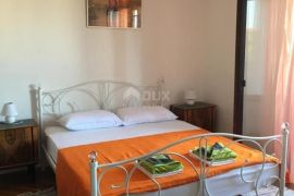 CRIKVENICA, JADRANOVO - lijepa kuća s pet apartmana, Crikvenica, Дом