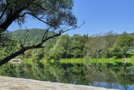 Una hermosa villa nueva con piscina y un gran jardín junto al río Una, Bihać, Casa