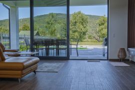 Una hermosa villa nueva con piscina y un gran jardín junto al río Una, Bihać, Casa