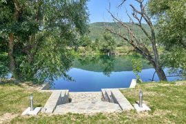 Una hermosa villa nueva con piscina y un gran jardín junto al río Una, Bihać, Casa