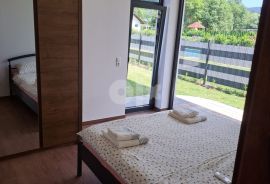 Una hermosa villa nueva con piscina y un gran jardín junto al río Una, Bihać, Casa