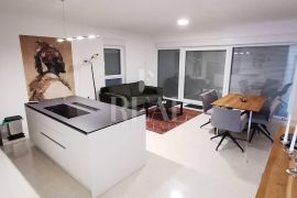 Penthouse 3S+DB sa krovnom terasom i bazenom, Vodice, Kвартира