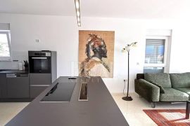 Penthouse 3S+DB sa krovnom terasom i bazenom, Vodice, Kвартира