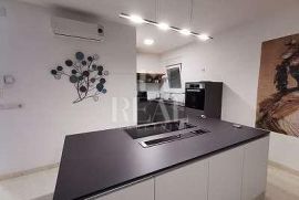 Penthouse 3S+DB sa krovnom terasom i bazenom, Vodice, Kвартира