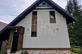 Odlična vikend vila površine stambene 150m2 Dvorišta Jahorina na placu od 500m2, Pale, Famiglia