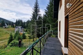 Odlična vikend vila površine stambene 150m2 Dvorišta Jahorina na placu od 500m2, Pale, Famiglia