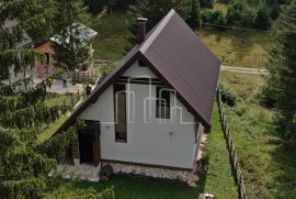 Odlična vikend vila površine stambene 150m2 Dvorišta Jahorina na placu od 500m2, Pale, Famiglia