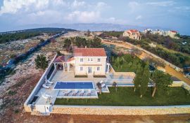 Mediterranes Steinhaus mit Pool und Meerblicken in ruhiger Umgebung!, Pag, Дом