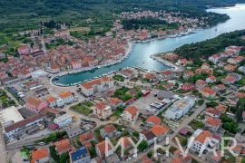 Kamena kuća u centru Starog Grada, Stari Grad, Haus