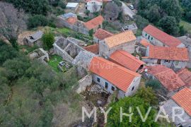 Kamena Kuća sa Građevinskim Zemljištem u Dolu, Stari Grad, Maison