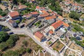 Kuća sa tradicionalnim Dvorom u Dolu, Stari Grad, Maison