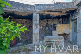 Kuća sa tradicionalnim Dvorom u Dolu, Stari Grad, Maison