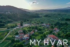 Građevinska zemljišta sa kamenom kućom i kolibom u Dolu, Stari Grad, Terra