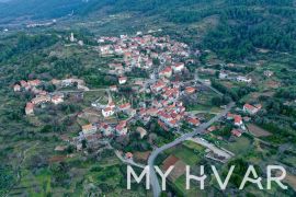 Građevinsko zemljište sa kolibom u Vrisniku, Jelsa, Terra