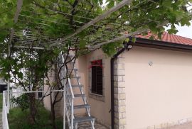 KARIN DONJI-3 APARTMANA- 50 m do mora, Benkovac, Casa