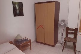 TISNO- 3 etaže, 8 apartmana, konoba, Tisno, Ev