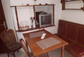 TISNO- 3 etaže, 8 apartmana, konoba, Tisno, Ev