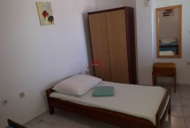 TISNO- 3 etaže, 8 apartmana, konoba, Tisno, Ev