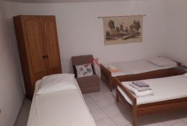 TISNO- 3 etaže, 8 apartmana, konoba, Tisno, Ev