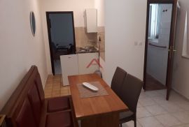 TISNO- 3 etaže, 8 apartmana, konoba, Tisno, Ev