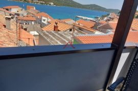 TISNO- 3 etaže, 8 apartmana, konoba, Tisno, Casa